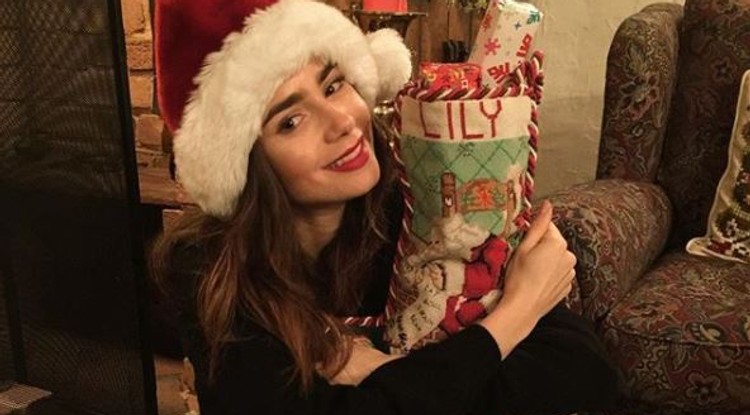 Lily Collins karácsonyi hangulatban