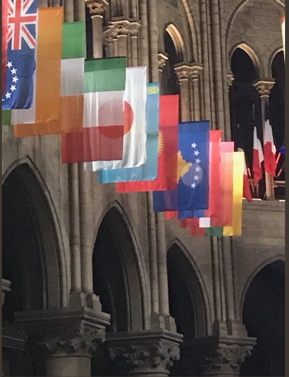 Kosovska zastava u Notr Damu