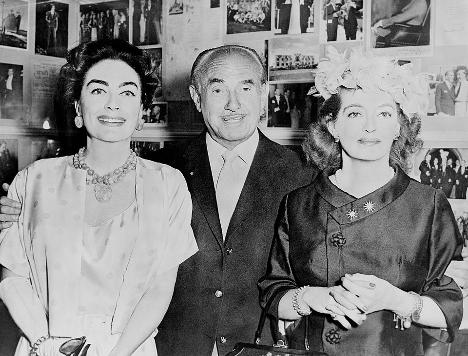 Joan Crawford i Bette Davis na zdjęciu z Jackiem Warnerem