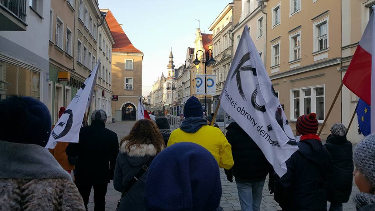 W dniach 27 - 28 maja odbędzie się I Krajowy Zjazd Delegatów Komitetu Obrony Demokracji. Władze organizacji na jego miejsce wybrały Toruń. Działacze KOD z tego miasta mają nadzieję, że dzięki temu będzie ono w mniejszym stopniu utożsamiane z ojcem Tadeuszem Rydzykiem, a bardziej z nimi.