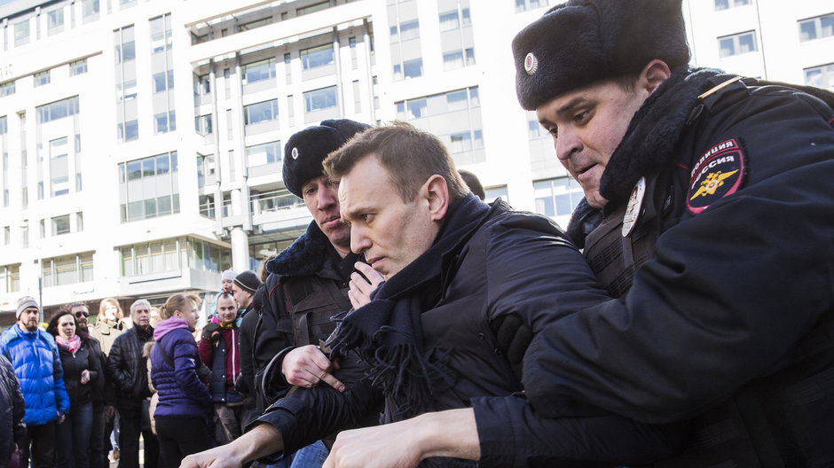Rosyjska policja aresztuje Aleksiej Nawalnego podczas demonstracji w Moskwie, 2017 r.