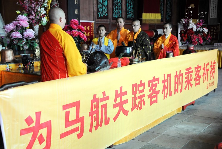 12 marca. Władze Chin zaapelowały do Malezji o intensyfikację poszukiwań. Dwie trzecie z 239 osób na pokładzie samolotu linii Malaysia Airlines stanowili Chińczycy. Do Kuala Lumpur dotarła grupa chińskich ekspertów, a także przedstawiciele koncernu Boeing.