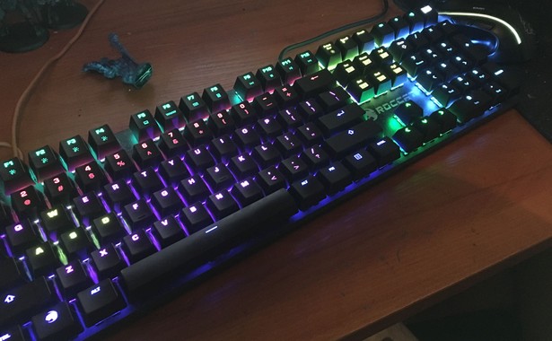 Kompaktowa klawiatura dla graczy. Oto Roccat Suora FX [RECENZJA]