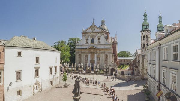 Droga królewska  rozpoczyna się na placu Matejki i prowadzi przez bramę i ulicę Floriańską, Rynek Główny oraz ulice Grodzką i Kanoniczą do Zamku Królewskiego na Wawelu. 