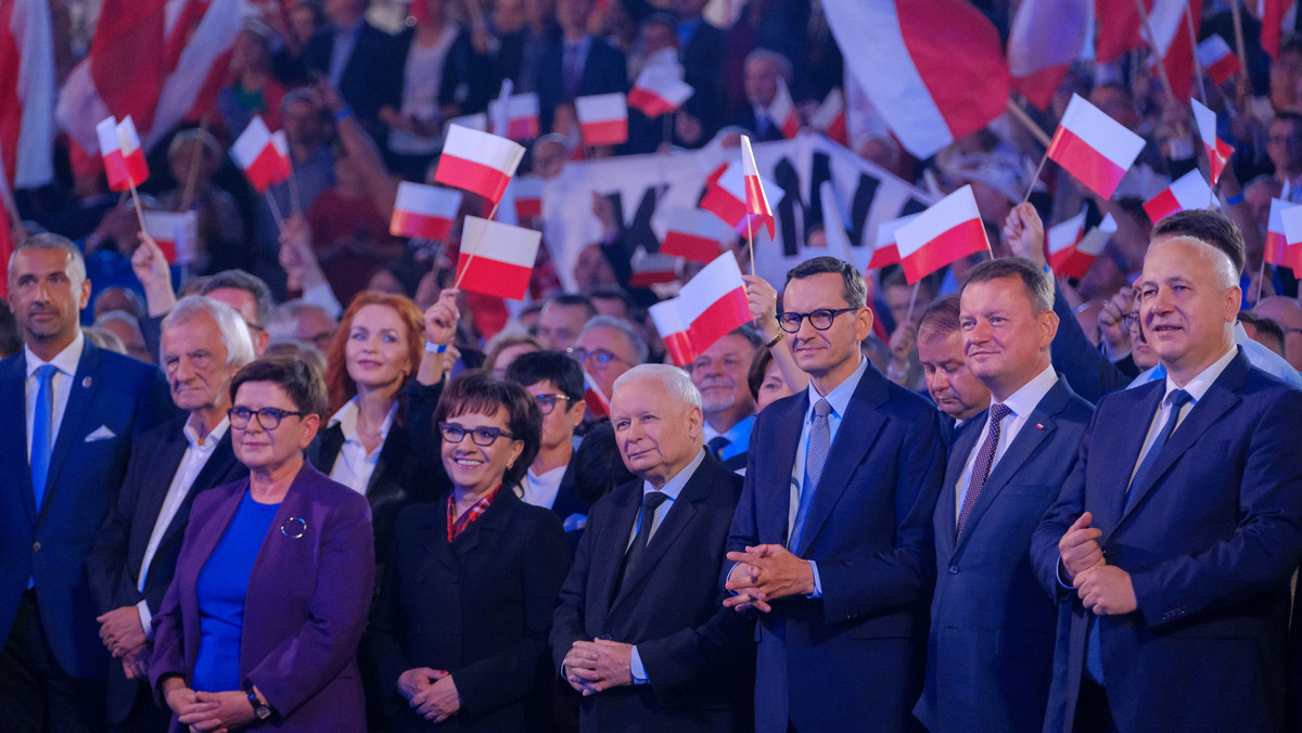 Konwencja PiS w Katowicach. Kontrowersyjny spot, "teczka Tuska" i zmiana wystąpienia