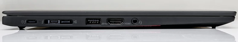 Większość łączy znajduje się w ThinkPad X1 Carbon po lewej stronie: USB-C (rówocześnie łącze ładujące), USB-C, adapter sieciowy, USB-A, HDMI i gniazdo dla słuchawek albo headseta