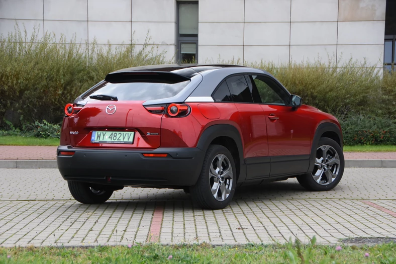 Mazda MX-30 to auto elektryczne w którym producent celowo zrezygnował z dużego akumulatora. 