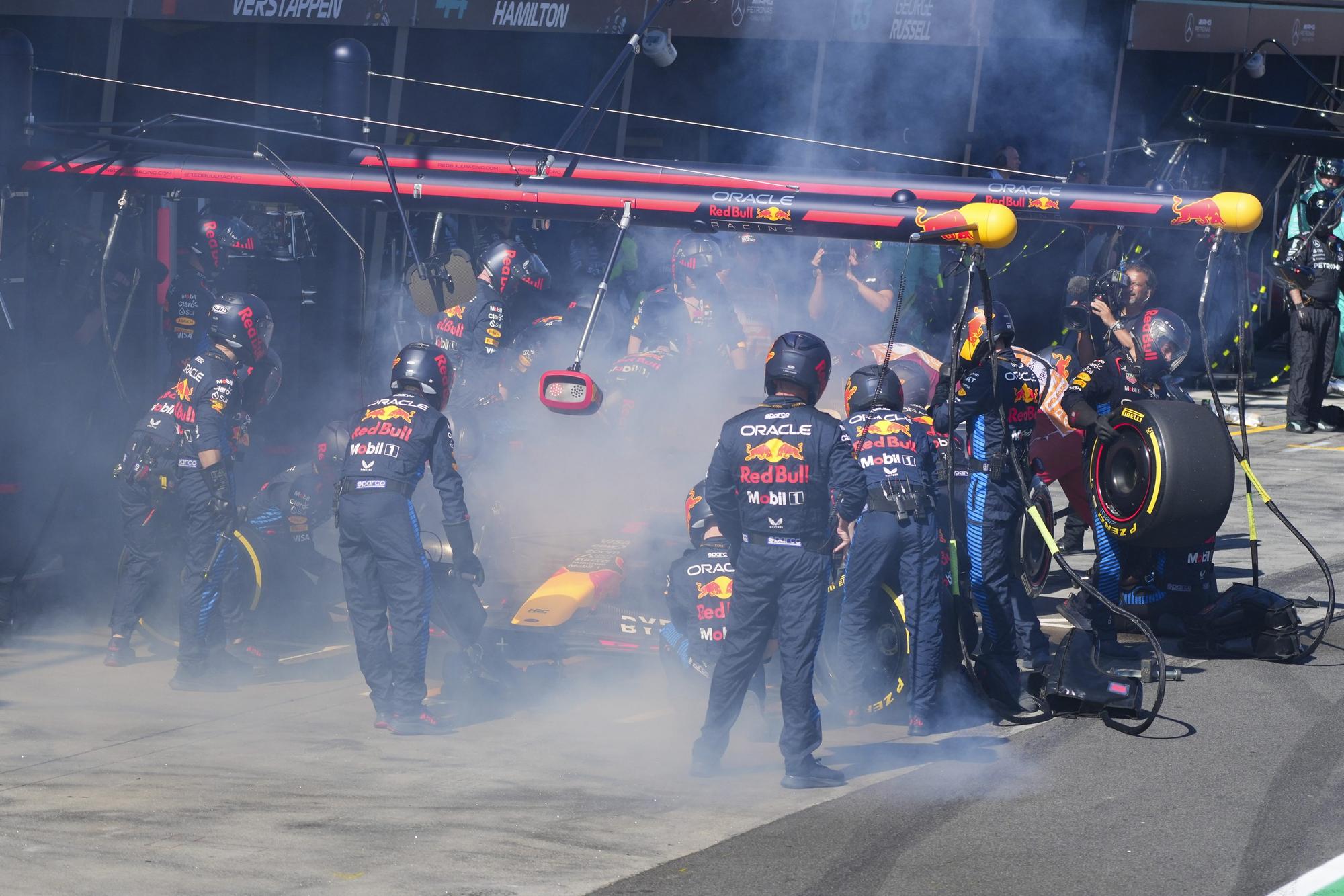 Holandský jazdec Max Verstappen (Red Bull Racing) vystupuje z dymiaceho monopostu.