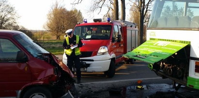 Straszna śmierć emeryta. Zasłabł i... wjechał pod autobus