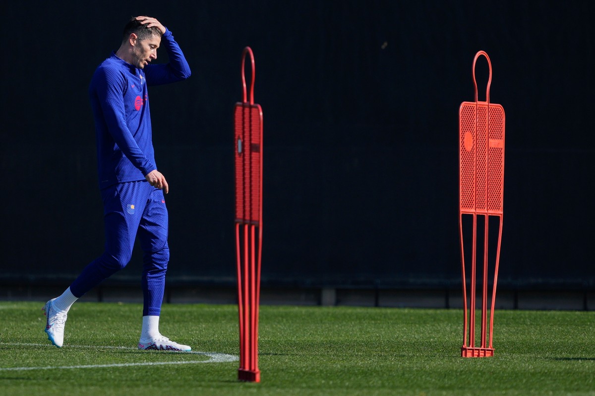 epa10502294 FC Barcelona's striker Robert Lewandowski reacts during the team's training session at Joan Gamper sports city in Barcelona, Catalonia, north-eastern Spain, 04 March 2023. FC Barcelona plays against Valencia CF in a Spanish LaLiga soccer match on 05 March. EPA/ALEJANDRO GARCIA Dostawca: PAP/EPA.