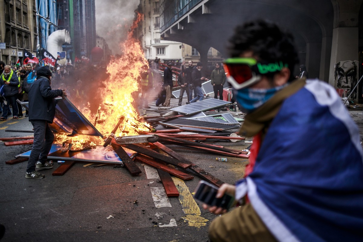 France : Grèves contre la réforme des retraites.  Affrontements avec la police à Paris