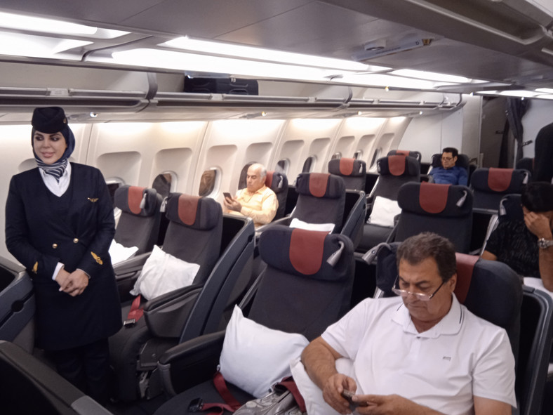 Wnętrze kabiny Airbusa A340 linii Mahan Air - klasa business