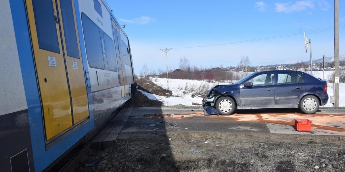 Nowy Targ. Wjechała oplem prosto pod pociąg. Grozi jej więzienie