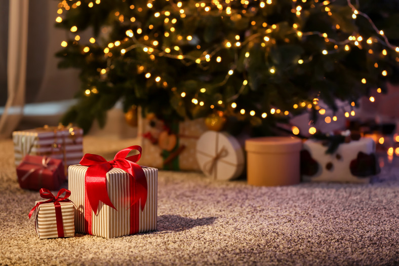 Jak zaoszczędzić na świątecznych wydatkach? Pamiętaj, że w świętach Bożego Narodzenia wcale nie chodzi o prezenty. Nie musisz wydawać fortuny, aby sprawić bliskim radość