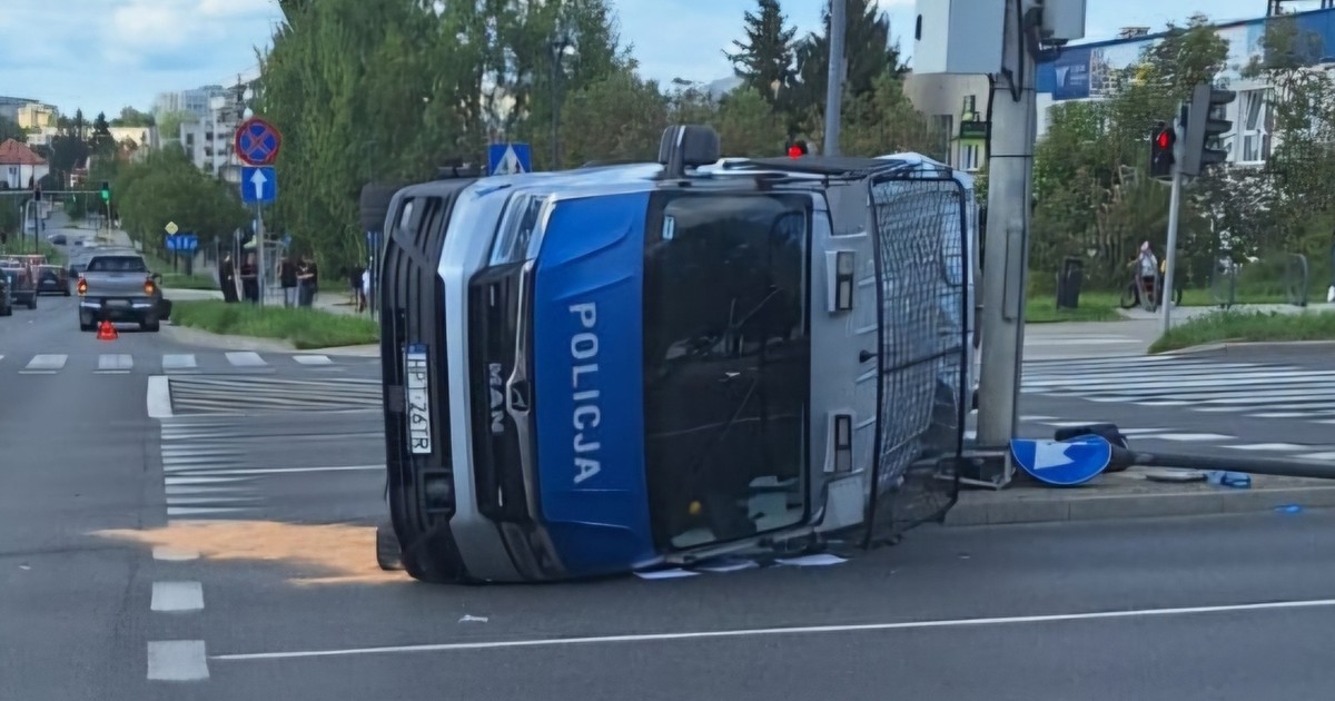 Poważny wypadek radiowozu w Olsztynie. Policjantka trafiła do szpitala