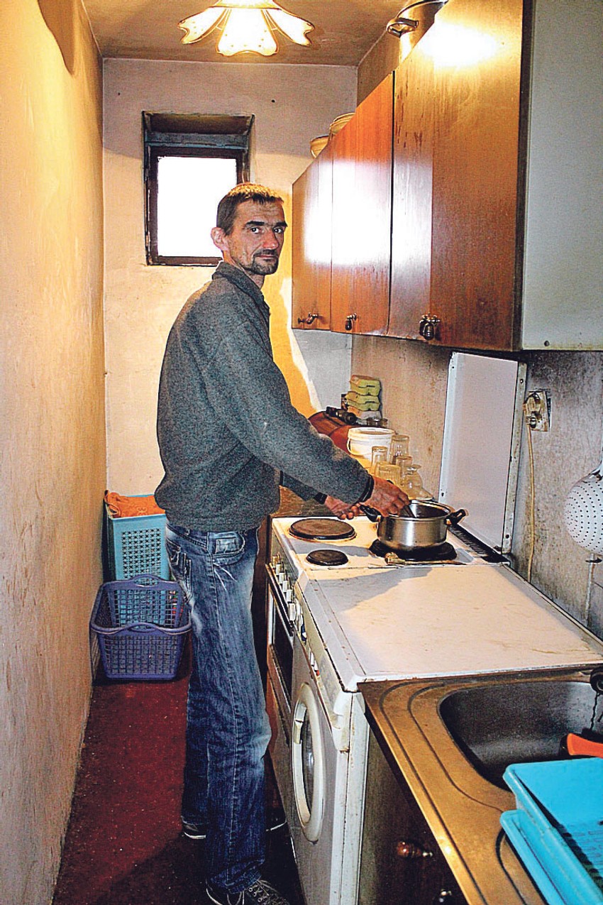 Tata je ostao bez posla i nije mogao da plati dug za struju. Isključili su nam je i više od godinu dana smo bili u mraku - kaže Marija 