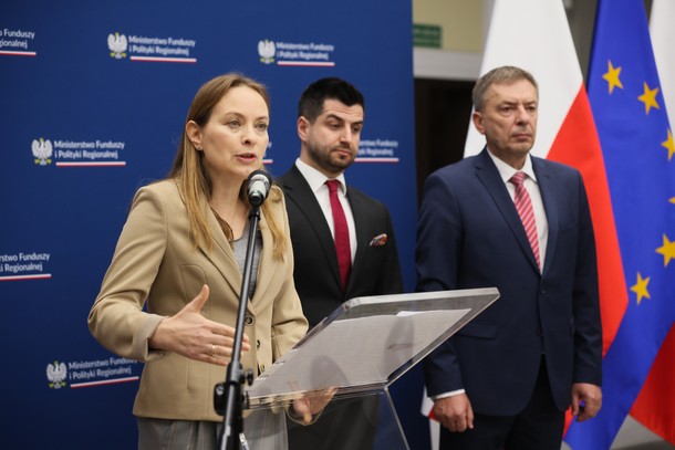 Katarzyna Pełczyńska-Nałęcz, minister funduszy i polityki regionalnej, oraz wiceprezesi KZN Łukasz Bałajewicz i Arkadiusz Borek podczas konferencji prasowej, Warszawa, 3 stycznia 2024 r.