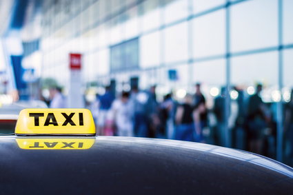 Ile kosztuje taksówka z lotniska? Oto dane z europejskich miast