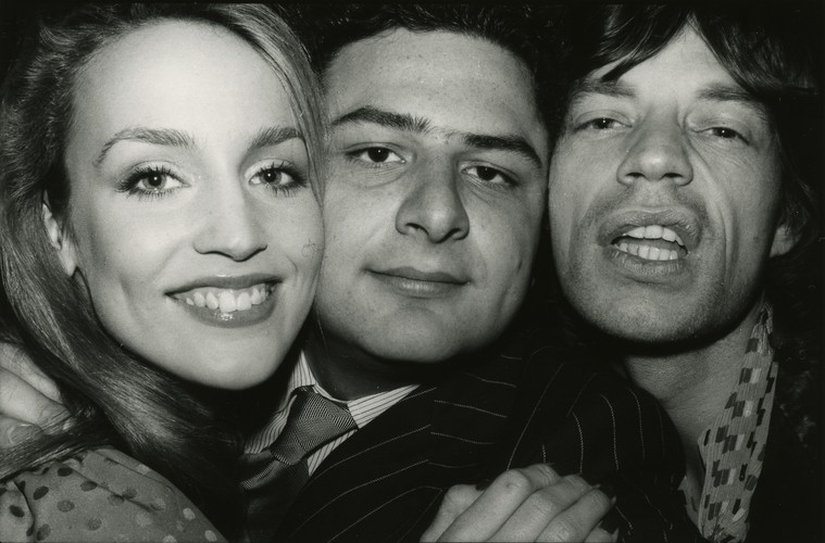 Aktorka Jerry Hall, fotograf Jean Pigozzi i Mick Jagger na imprezie w Paryżu 1978. Jako syn majętnego przemysłowca, Pigozzi nie musiał robić zdjęć dla pieniędzy; bywając na najlepszych rautach z bliska fotografował iprezujących celebrytów