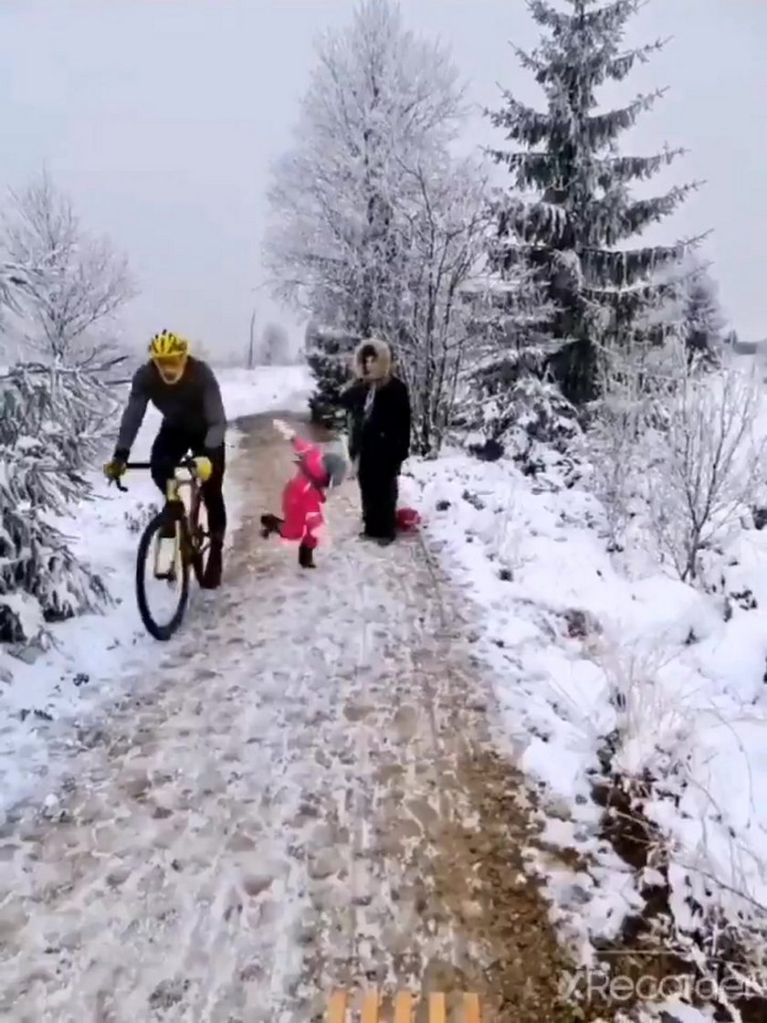 Rowerzysta brutalnie kopnął 5-latkę. To nagranie wywołało burzę w sieci