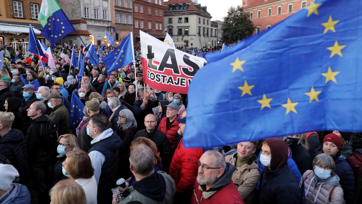 Manifestacja poparcia dla obecności Polski w Unii Europejskiej na pl. Zamkowym w Warszawie