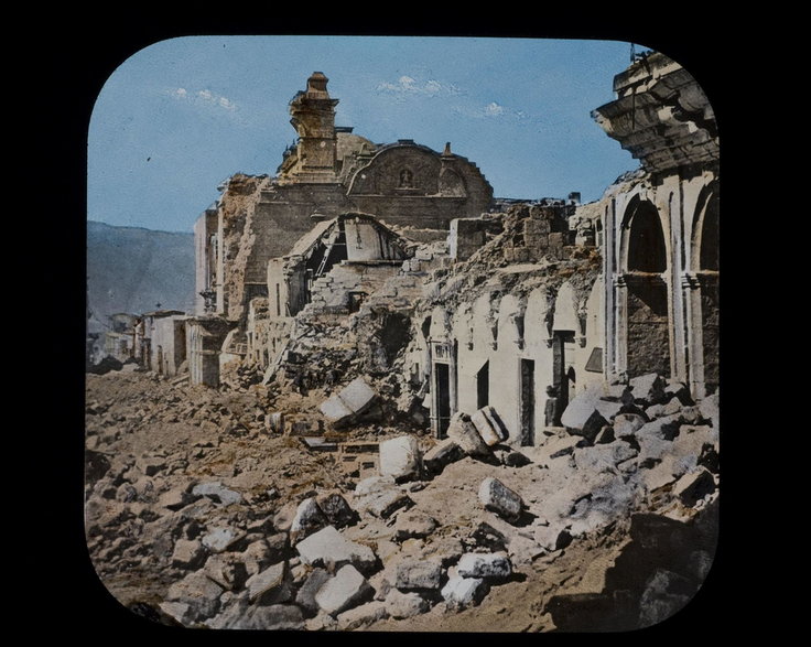 Uszkodzony główny plac Arequipy / fot. UCMC Archives, CC-BY-SA 2.0