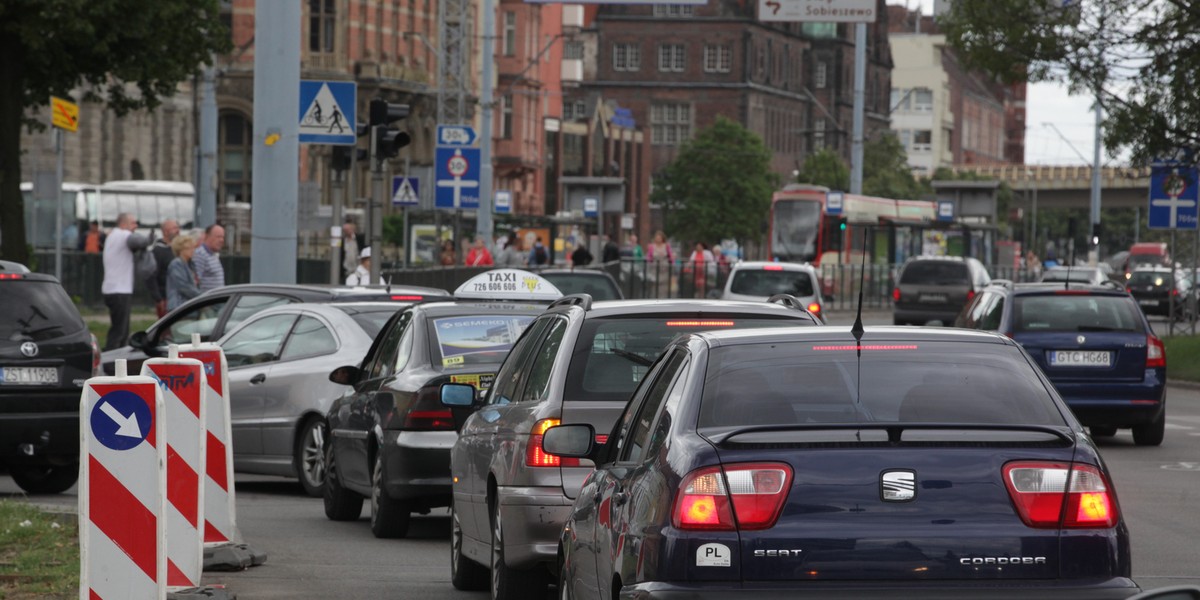 Zakorkowane skrzyżowanie na hucisku w trakcie remontu