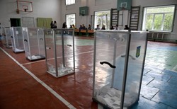 Ukraina rządzona z tylnego siedzenia. Kim jest bogacz, który stoi za Zełenskim?