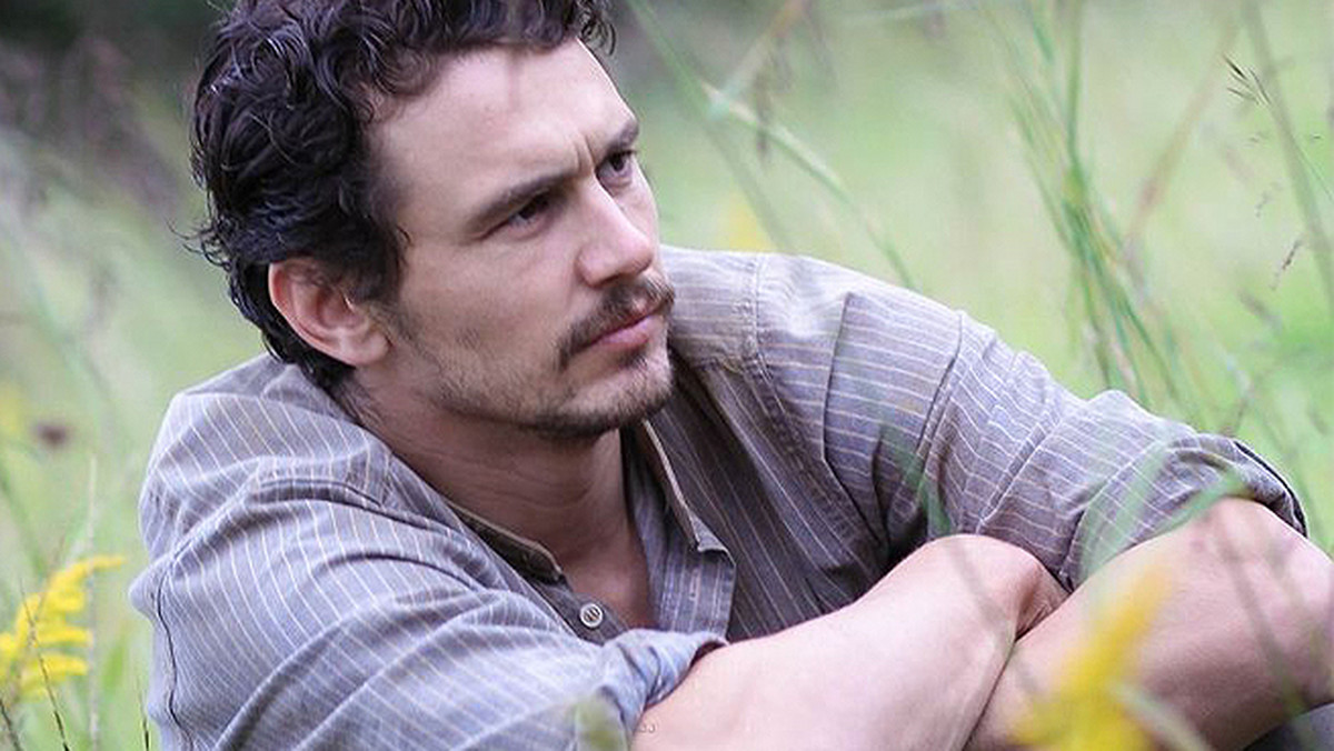 "Kiedy umieram" to nieudany eksperyment, który pokazał, że James Franco z reżyserią nie jest za pan brat. Jak powszechnie wiadomo, aktor ma wiele talentów. Maluje, gra w filmach i występuje w  teatrze. Poza tym wykłada na uniwersytecie, a każdego dnia za pośrednictwem portali społecznościowych zasypuje fanów zdjęciami babci albo siebie pod kołderką. Mogłoby się wydawać, że Franco jest artystą, który potrafi wszystko, a jednak nic bardziej mylnego. "Kiedy umieram", najnowsze dzieło, które wyszło spod jego rąk, dobitnie pokazało, że z reżyserią nie radzi sobie tak dobrze, jak z grą. Zwłaszcza gdy musi reżyserować samego siebie.