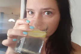 Pila sam TOPLU VODU SA LIMUNOM svako jutro 7 dana i ODMAH sam primetila OVU PROMENU - oduševila me je: Mogu da potvrdim da donosi ove efekte!