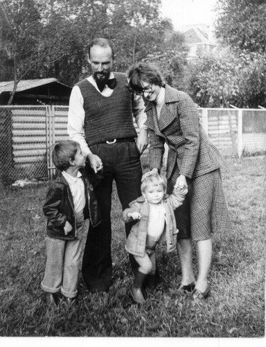 Janusz Korwin-Mikke z żoną i synami Kacprem oraz Jackiem w 1979 r.