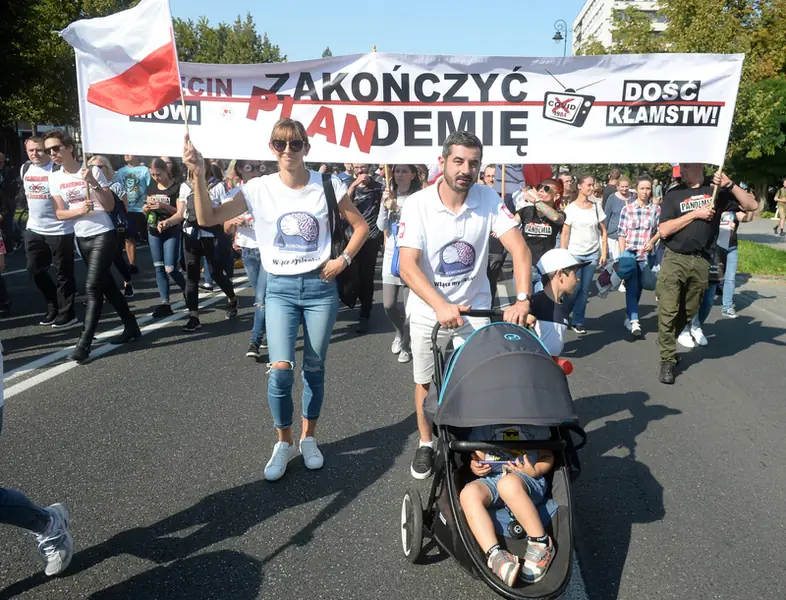 Protest &quot;Zakonczyc Plandemie&quot;, który odbył się 12 września w Warszawie