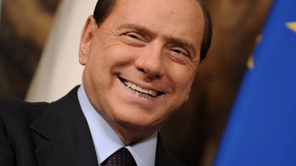 Włoski premier, Silvio Berlusconi został wczoraj oskarżony o świętokradztwo, ponieważ na pogrzebie jednej z gwiazd show biznesu przyjmował komunię świętą, mimo iż jest rozwodnikiem i stara się o rozwód z drugą żoną - informuje The Times.