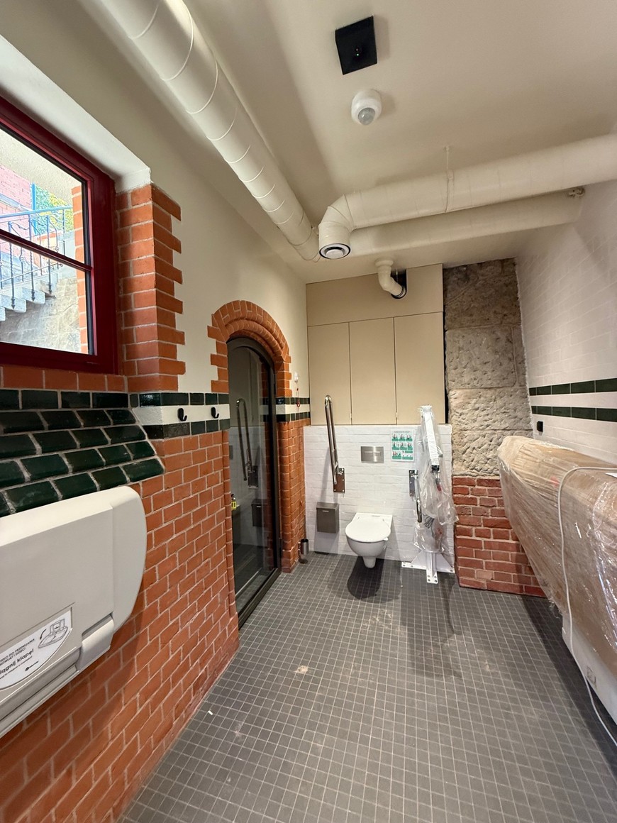 W toaleta jest przystosowana dla osób z niepełnosprawnością. Jest także przewijak dla dzieci i dorosłych