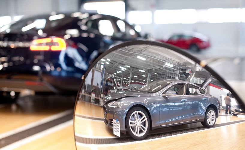 Projekty motoryzacyjne. 
Poza sportowym modelem Tesla Roadster i luksusowym Modelem S sedan, Musk opowiada o wielu innych elektrycznych autach, które planuje jeszcze wdrożyć. Wśród nich jest Model X – elektryczny samochód sportowy z drzwiami w kształcie skrzydła mewy, takimi jak w filmie „Back to the Future”. Mówi też o tańszym modelu elektrycznego sedana czy pick-upie całkowicie zasilanym prądem dla wszystkich amerykańskich ekologów. 
Zdj. Model S sedan, Telsa Motor Inc.