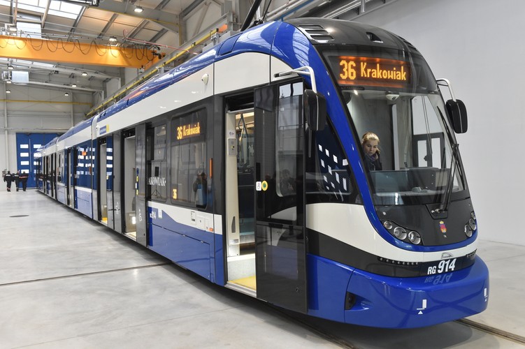 Podczas prezentacji podsumowano także unijny projekt zakupu dla miasta nowoczesnych, niskopodłogowych tramwajów 'Krakowiak' bydgoskiej firmy PESA. <br><br> Fot. (mr) PAP/Jacek Bednarczyk