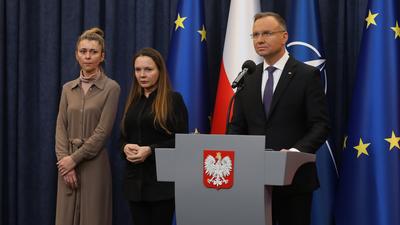 Andrzej Duda z żonami Macieja Wąsika i Mariusza Kamińskiego