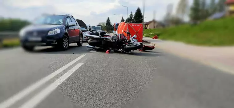 Motocyklista zderzył się z trzema samochodami. Tragiczna majówka na polskich drogach