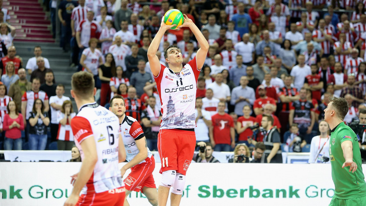 Asseco Resovia Rzeszów przegrała z Zenitem Kazań 1:3 (25:22, 24:26, 18:25, 21:25 w półfinale Ligi Mistrzów. - Na chwilę obecną rosyjski zespół jest od nas lepszy. Jednak poza trzecim setem toczyliśmy z nimi równą walkę - powiedział PlusLiga.pl Fabian Drzyzga, rozgrywający mistrzów Polski.