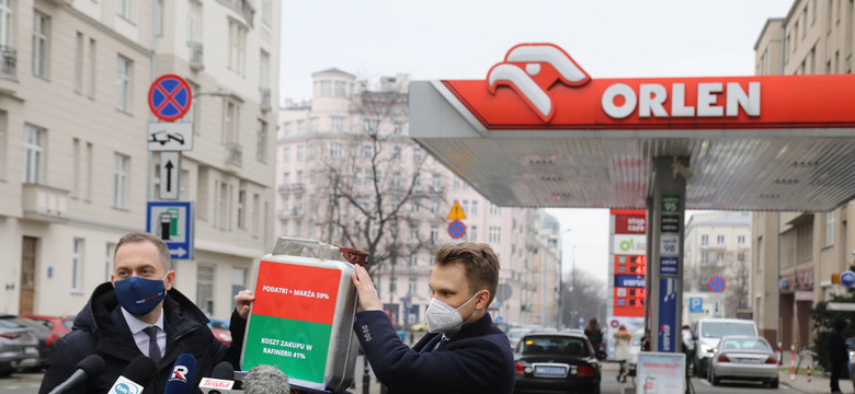 Posłowie KO pokazali kanister, jak kiedyś Kaczyński. I wytykają drogie ceny paliw