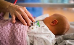 Wirus RSV: Jakie ma objawy u dzieci i niemowląt, a jakie u dorosłych?