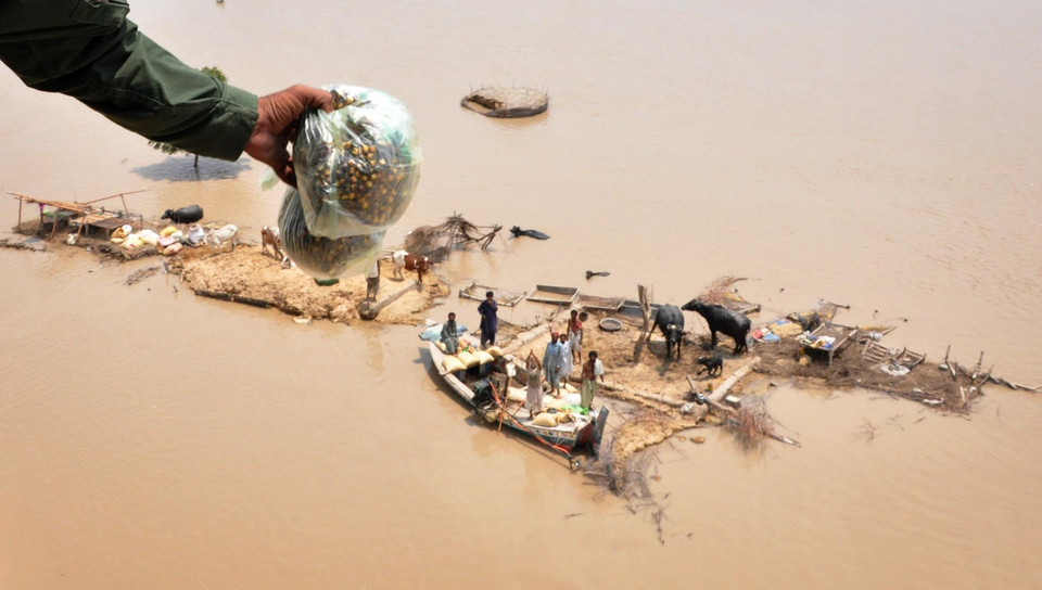 2010-08-10T061918Z_01_AAL104_RTRIDSP_3_PAKISTAN-FLOODS.jpg