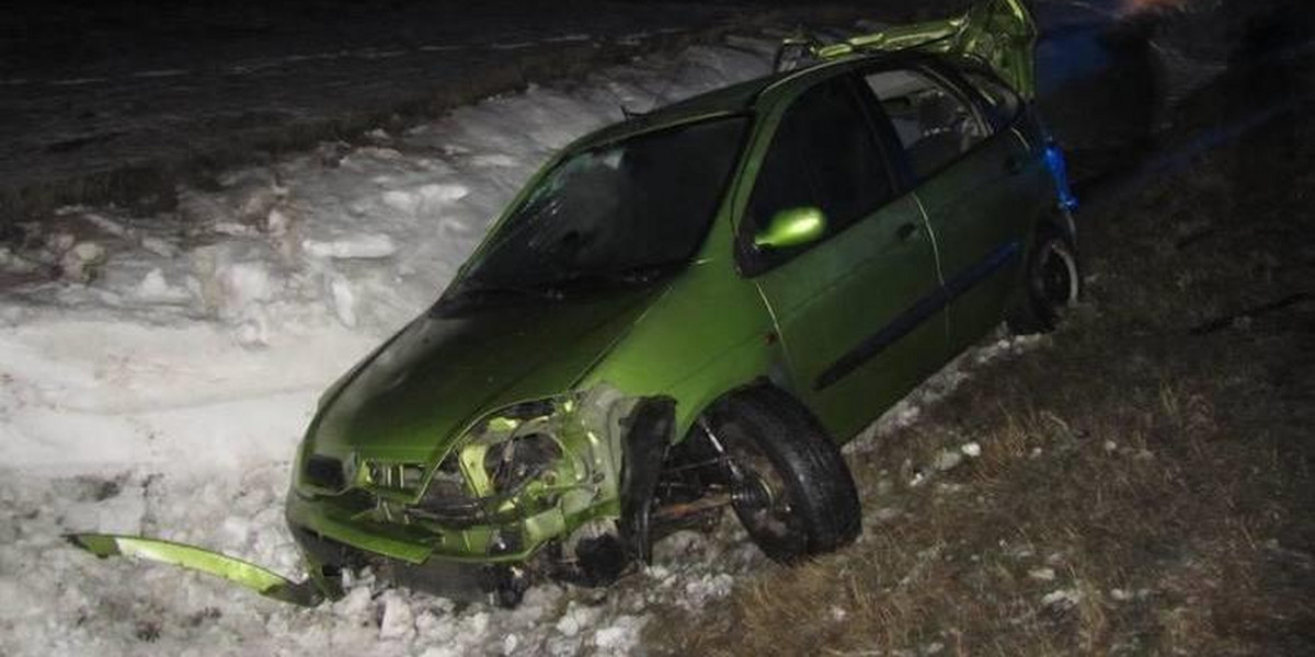 Makabryczny wypadek w Adamowie. Z samochodu wypadli pasażerowie