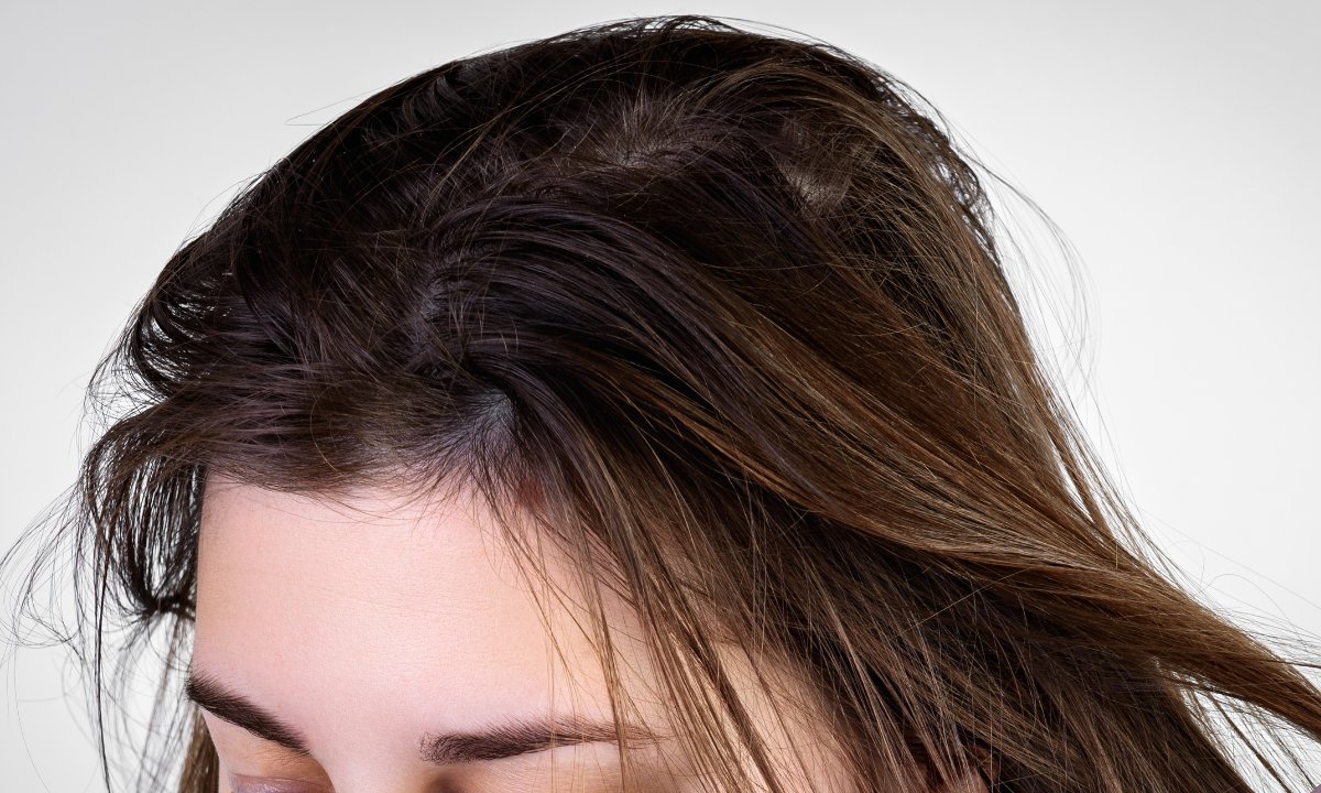 Trzy sprawdzone szampony na przetłuszczające się włosy. Unoszą u nasady i przedłużają świeżość