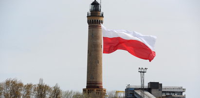 Flaga Polski na latarni. Widoczna była na niemieckiej plaży!