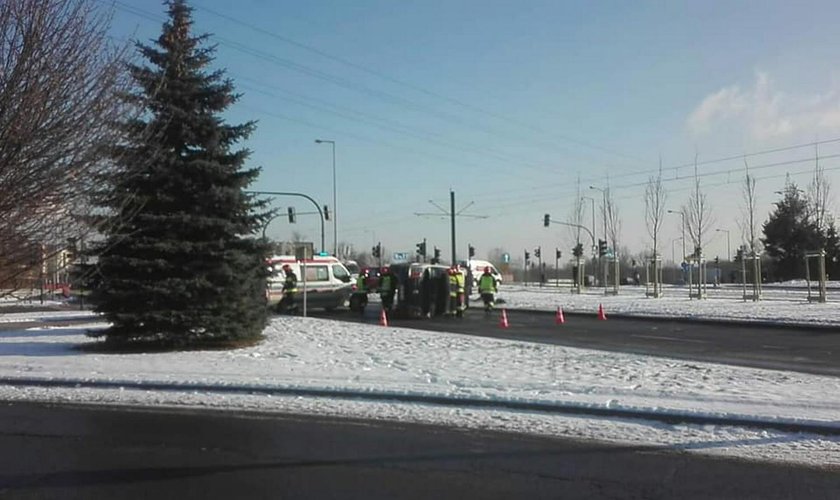 Wypadek karetki pogotowia w Krakowie. Trzy osoby ranne