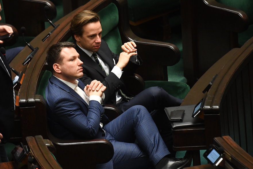 Posłowie Konfederacji Krzysztof Bosak i Sławomir Mentzen na sali obrad Sejmu