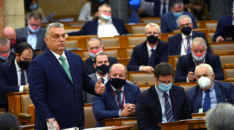 Orbán Viktor miniszterelnök felszólal az azonnali kérdések órájában az Országgyűlés plenáris ülésén 2020. október 19-én. A kormányfő mellett jobbról Gulyás Gergely, a Miniszterelnökséget vezető miniszter.MTI/Bruzák Noémi