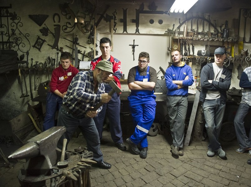 Mistrz kowalstwa uczy swych następców