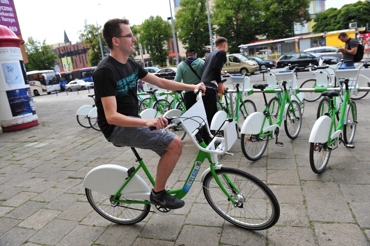 Pierwsze 20 minut jest bezpłatne. Od 21 do 60 minuty opłata wynosi złotówkę. Za drugą godzinę użytkownicy zapłacą 3 zł, a za trzecią 5 zł. Każda następna godzina kosztuje 7 zł. <br><br>fot. (mgo) PAP/Marcin Bielecki